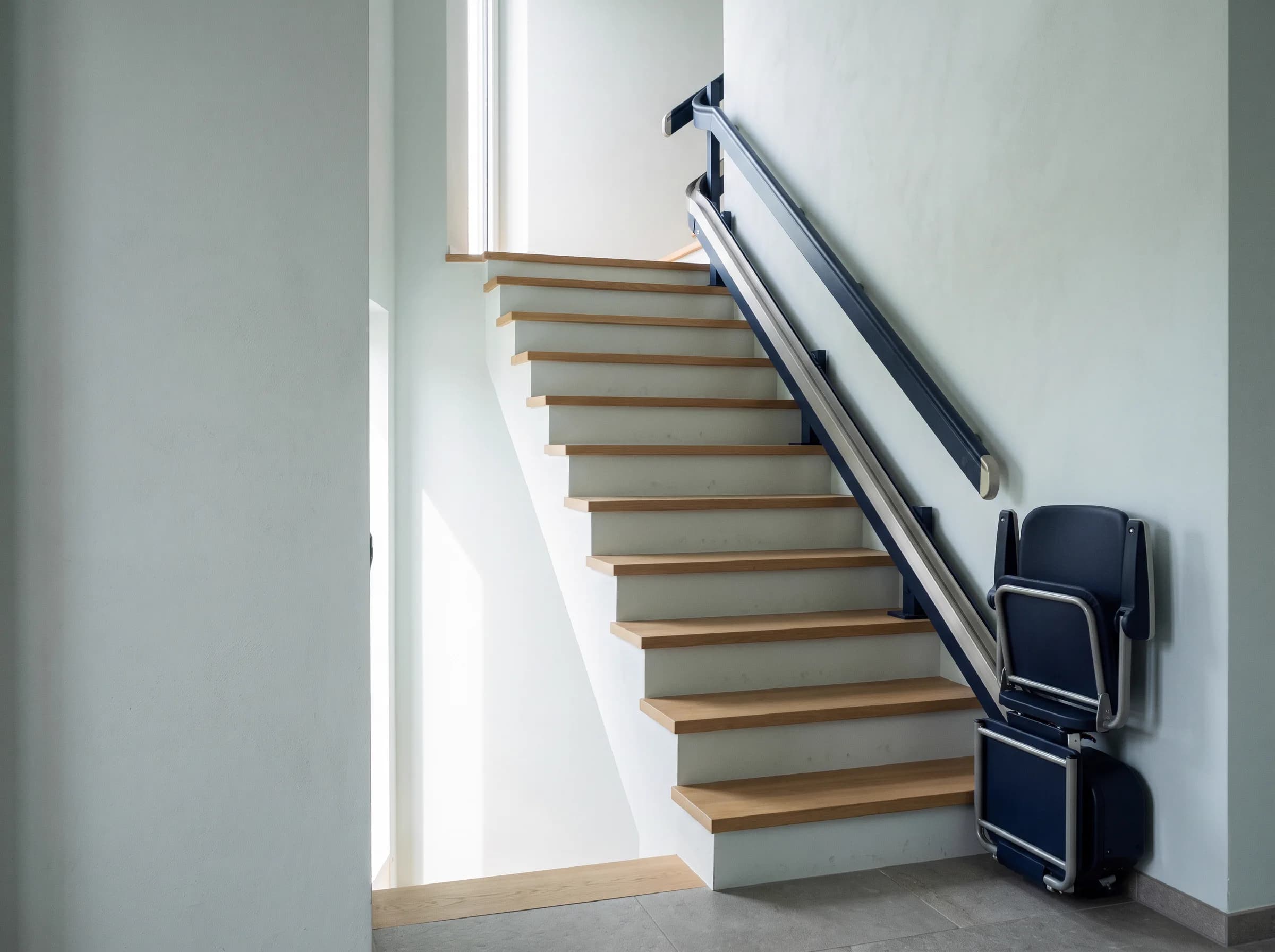 Rail de monte-escalier intégré dans un escalier contemporain